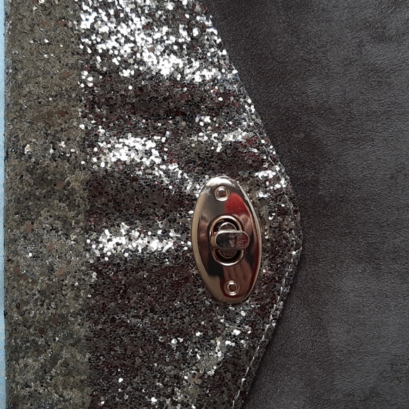 Suede like clutch purse.Detachable wrist strap.  Gold coloured sparkly t… - Picture 6 of 10